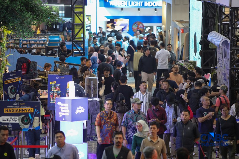 Pengunjung memilih berbagai produk perlengkapan luar ruang dalam pameran Indonesia Outdoor Festival (IndoFest) 2026 di Jakarta International Convention Center (JICC), Jakarta, Jumat (5/6/2026). (CNBC Indoensia/Faisal Rahman)