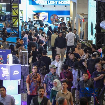 Pengunjung memilih berbagai produk perlengkapan luar ruang dalam pameran Indonesia Outdoor Festival (IndoFest) 2026 di Jakarta International Convention Center (JICC), Jakarta, Jumat (5/6/2026). (CNBC Indoensia/Faisal Rahman)