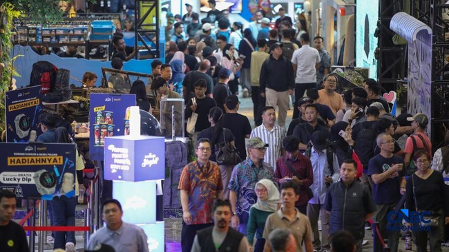 Penampakan Warga Padati JCC Buru Perlengkapan Kamping Outdoor