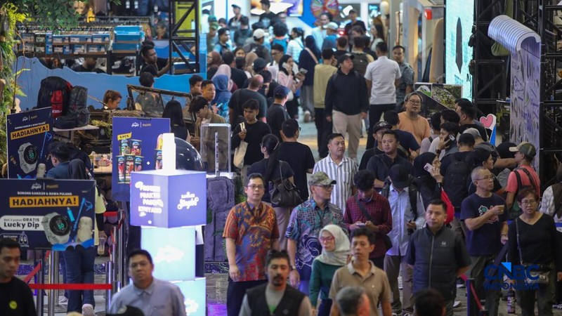 Pengunjung memilih berbagai produk perlengkapan luar ruang dalam pameran Indonesia Outdoor Festival (IndoFest) 2026 di Jakarta International Convention Center (JICC), Jakarta, Jumat (5/6/2026). (CNBC Indoensia/Faisal Rahman)