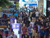 Pengunjung memilih berbagai produk perlengkapan luar ruang dalam pameran Indonesia Outdoor Festival (IndoFest) 2026 di Jakarta International Convention Center (JICC), Jakarta, Jumat (5/6/2026). (CNBC Indoensia/Faisal Rahman)