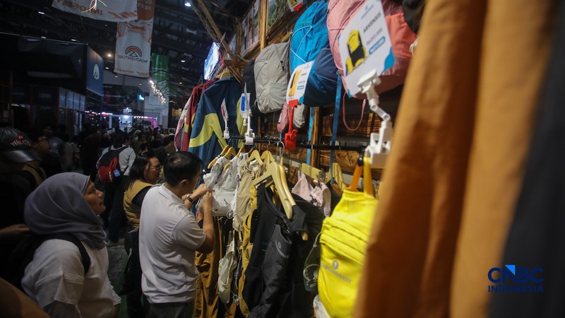 Pengunjung memilih berbagai produk perlengkapan luar ruang dalam pameran Indonesia Outdoor Festival (IndoFest) 2026 di Jakarta International Convention Center (JICC), Jakarta, Jumat (5/6/2026). (CNBC Indoensia/Faisal Rahman)
