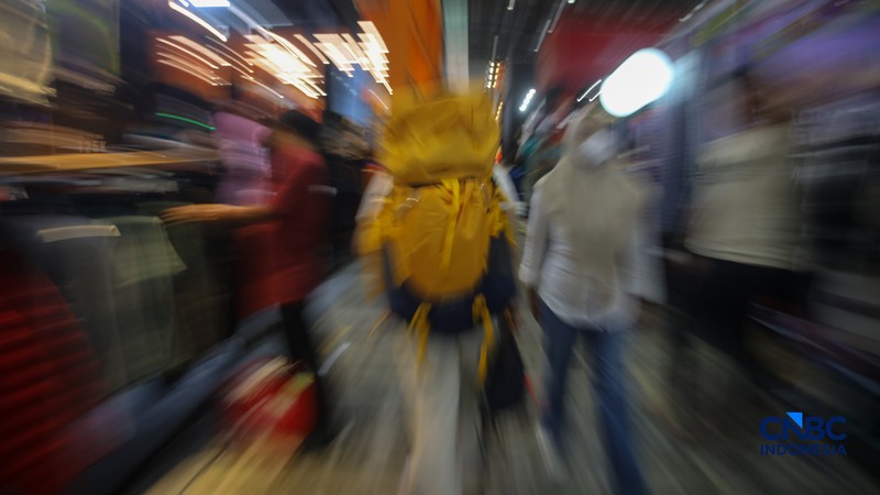 Pengunjung memilih berbagai produk perlengkapan luar ruang dalam pameran Indonesia Outdoor Festival (IndoFest) 2026 di Jakarta International Convention Center (JICC), Jakarta, Jumat (5/6/2026). (CNBC Indoensia/Faisal Rahman)