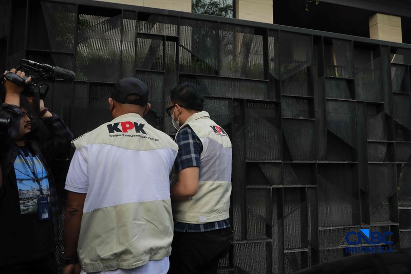Penyidik Komisi Pemberantasan Korupsi (KPK) mendatangi kediaman pribadi Wakil Menteri Imigrasi dan Pemasyarakatan (Wamen Imipas) Silmy Karim di kawasan Kebayoran Baru, Jakarta Selatan, Jumat, (5/6/2026). (CNBC Indonesia/Muhammad Sabki)