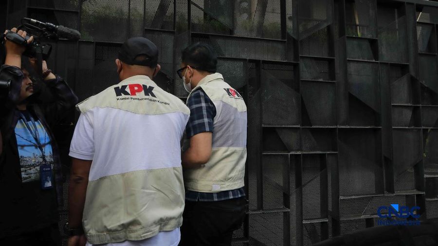 Penyidik Komisi Pemberantasan Korupsi (KPK) mendatangi kediaman pribadi Wakil Menteri Imigrasi dan Pemasyarakatan (Wamen Imipas) Silmy Karim di kawasan Kebayoran Baru, Jakarta Selatan, Jumat, (5/6/2026). (CNBC Indonesia/Muhammad Sabki)