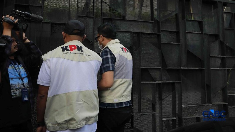 Penyidik Komisi Pemberantasan Korupsi (KPK) mendatangi kediaman pribadi Wakil Menteri Imigrasi dan Pemasyarakatan (Wamen Imipas) Silmy Karim di kawasan Kebayoran Baru, Jakarta Selatan, Jumat, (5/6/2026). (CNBC Indonesia/Muhammad Sabki)