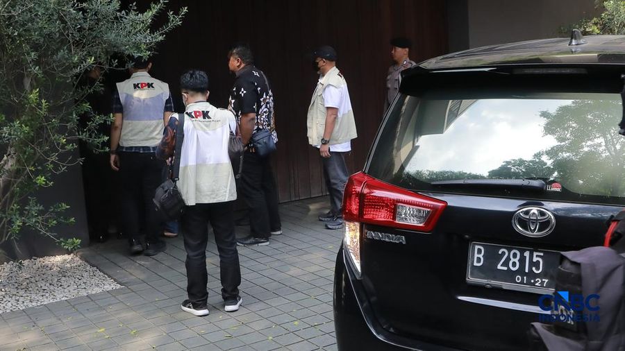 Penyidik Komisi Pemberantasan Korupsi (KPK) mendatangi kediaman pribadi Wakil Menteri Imigrasi dan Pemasyarakatan (Wamen Imipas) Silmy Karim di kawasan Kebayoran Baru, Jakarta Selatan, Jumat, (5/6/2026). (CNBC Indonesia/Muhammad Sabki)