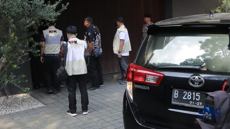 Penyidik Komisi Pemberantasan Korupsi (KPK) mendatangi kediaman pribadi Wakil Menteri Imigrasi dan Pemasyarakatan (Wamen Imipas) Silmy Karim di kawasan Kebayoran Baru, Jakarta Selatan, Jumat, (5/6/2026). (CNBC Indonesia/Muhammad Sabki)
