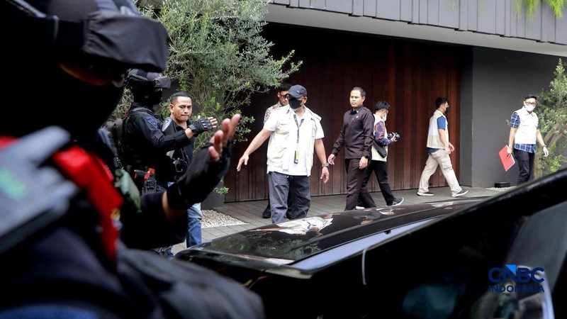Penyidik Komisi Pemberantasan Korupsi (KPK) mendatangi kediaman pribadi Wakil Menteri Imigrasi dan Pemasyarakatan (Wamen Imipas) Silmy Karim di kawasan Kebayoran Baru, Jakarta Selatan, Jumat, (5/6/2026). (CNBC Indonesia/Muhammad Sabki)