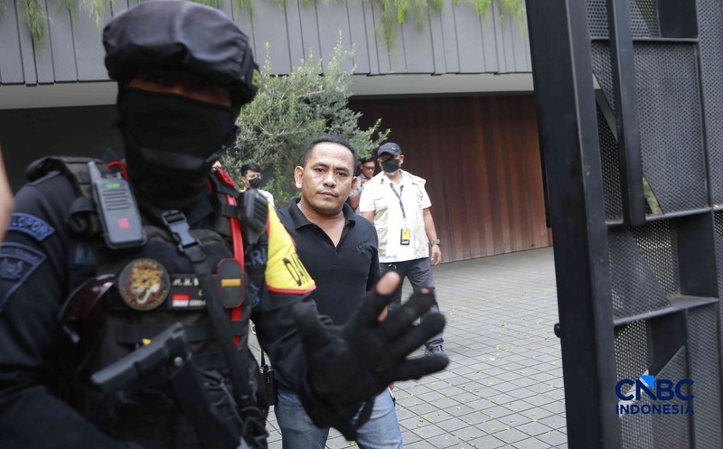 Penyidik Komisi Pemberantasan Korupsi (KPK) mendatangi kediaman pribadi Wakil Menteri Imigrasi dan Pemasyarakatan (Wamen Imipas) Silmy Karim di kawasan Kebayoran Baru, Jakarta Selatan, Jumat, (5/6/2026). (CNBC Indonesia/Muhammad Sabki)