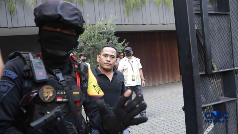 Penyidik Komisi Pemberantasan Korupsi (KPK) mendatangi kediaman pribadi Wakil Menteri Imigrasi dan Pemasyarakatan (Wamen Imipas) Silmy Karim di kawasan Kebayoran Baru, Jakarta Selatan, Jumat, (5/6/2026). (CNBC Indonesia/Muhammad Sabki)