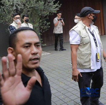 Penyidik Komisi Pemberantasan Korupsi (KPK) mendatangi kediaman pribadi Wakil Menteri Imigrasi dan Pemasyarakatan (Wamen Imipas) Silmy Karim di kawasan Kebayoran Baru, Jakarta Selatan, Jumat, (5/6/2026). (CNBC Indonesia/Muhammad Sabki)