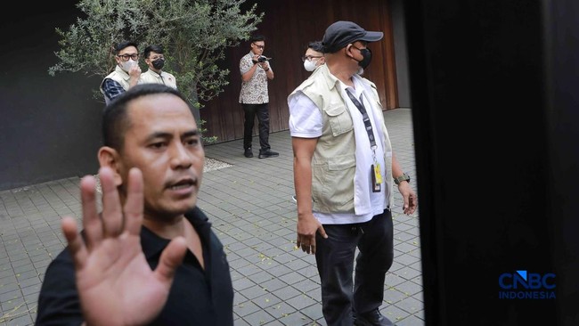 Detik-Detik Penyidik KPK Geledah Rumah Eks Wamen Imipas Silmy Karim