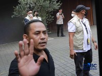 Penyidik Komisi Pemberantasan Korupsi (KPK) mendatangi kediaman pribadi Wakil Menteri Imigrasi dan Pemasyarakatan (Wamen Imipas) Silmy Karim di kawasan Kebayoran Baru, Jakarta Selatan, Jumat, (5/6/2026). (CNBC Indonesia/Muhammad Sabki)