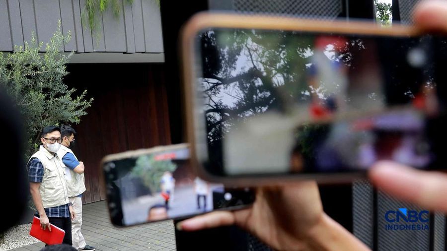 Penyidik Komisi Pemberantasan Korupsi (KPK) mendatangi kediaman pribadi Wakil Menteri Imigrasi dan Pemasyarakatan (Wamen Imipas) Silmy Karim di kawasan Kebayoran Baru, Jakarta Selatan, Jumat, (5/6/2026). (CNBC Indonesia/Muhammad Sabki)