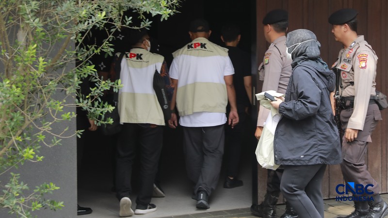 Penyidik Komisi Pemberantasan Korupsi (KPK) mendatangi kediaman pribadi Wakil Menteri Imigrasi dan Pemasyarakatan (Wamen Imipas) Silmy Karim di kawasan Kebayoran Baru, Jakarta Selatan, Jumat, (5/6/2026). (CNBC Indonesia/Muhammad Sabki)