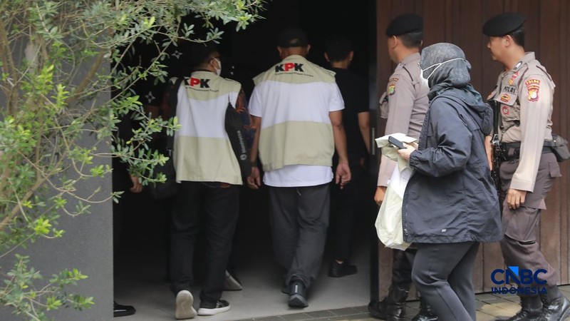 Penyidik Komisi Pemberantasan Korupsi (KPK) mendatangi kediaman pribadi Wakil Menteri Imigrasi dan Pemasyarakatan (Wamen Imipas) Silmy Karim di kawasan Kebayoran Baru, Jakarta Selatan, Jumat, (5/6/2026). (CNBC Indonesia/Muhammad Sabki)