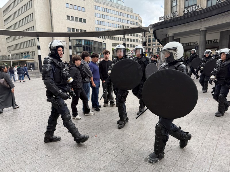 Bentrokan pecah antara demonstran dan polisi di pusat Kota Brussels pada Kamis (4/6/2026) ketika aksi protes menentang rencana reformasi sektor pendidikan di Belgia berubah menjadi kerusuhan. (Tangkapan Layar Video Reuters/)