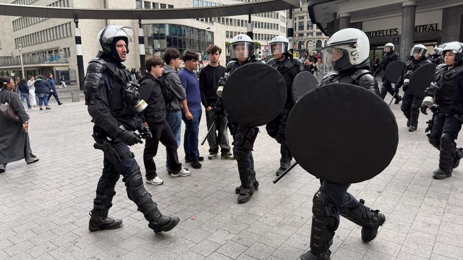 Petugas polisi berjaga-jaga saat para demonstran memprotes rencana reformasi sektor pendidikan di Brussels, Belgia, 4 Juni 2026.
