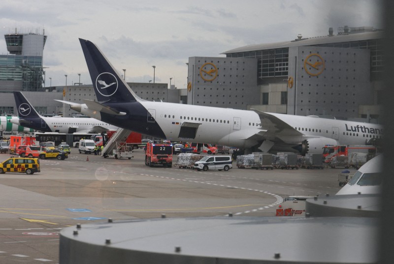 Sebuah pesawat Boeing milik Lufthansa dikelilingi oleh ambulans dan kendaraan darurat lainnya setelah beberapa anggota staf terluka ketika roda depan pesawat Boeing 787 tiba-tiba ambruk di sebuah gerbang di Bandara Frankfurt, menurut Lufthansa, di Frankfurt, Jerman, 4 Juni 2026. (REUTERS/Kai Pfaffenbach)