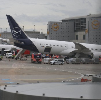 Sebuah pesawat Boeing milik Lufthansa dikelilingi oleh ambulans dan kendaraan darurat lainnya setelah beberapa anggota staf terluka ketika roda depan pesawat Boeing 787 tiba-tiba ambruk di sebuah gerbang di Bandara Frankfurt, menurut Lufthansa, di Fr
