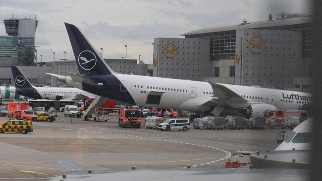 Roda Pendaratan Boeing 787 Mendadak Ambruk, Begini Nasib Penumpangnya