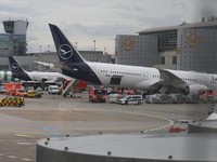 Sebuah pesawat Boeing milik Lufthansa dikelilingi oleh ambulans dan kendaraan darurat lainnya setelah beberapa anggota staf terluka ketika roda depan pesawat Boeing 787 tiba-tiba ambruk di sebuah gerbang di Bandara Frankfurt, menurut Lufthansa, di Fr