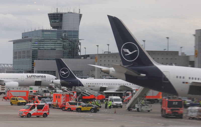 Sebuah pesawat Boeing milik Lufthansa dikelilingi oleh ambulans dan kendaraan darurat lainnya setelah beberapa anggota staf terluka ketika roda depan pesawat Boeing 787 tiba-tiba ambruk di sebuah gerbang di Bandara Frankfurt, menurut Lufthansa, di Frankfurt, Jerman, 4 Juni 2026. (REUTERS/Kai Pfaffenbach)
