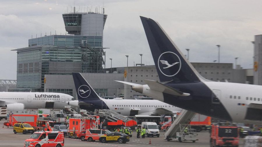 Sebuah pesawat Boeing milik Lufthansa dikelilingi oleh ambulans dan kendaraan darurat lainnya setelah beberapa anggota staf terluka ketika roda depan pesawat Boeing 787 tiba-tiba ambruk di sebuah gerbang di Bandara Frankfurt, menurut Lufthansa, di Frankfurt, Jerman, 4 Juni 2026.