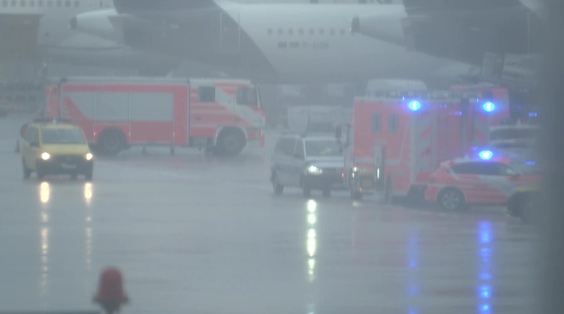 Sebuah pesawat Boeing milik Lufthansa dikelilingi oleh ambulans dan kendaraan darurat lainnya setelah beberapa anggota staf terluka ketika roda depan pesawat Boeing 787 tiba-tiba ambruk di sebuah gerbang di Bandara Frankfurt, menurut Lufthansa, di Frankfurt, Jerman, 4 Juni 2026. (REUTERS/Kai Pfaffenbach)