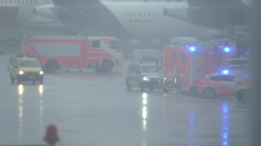 Sejumlah anggota staf mengalami luka-luka setelah roda pendaratan depan sebuah pesawat Boeing 787 milik maskapai Lufthansa tiba-tiba ambruk saat berada di gerbang Bandara Frankfurt, Jerman, Kamis (4/6/2026).