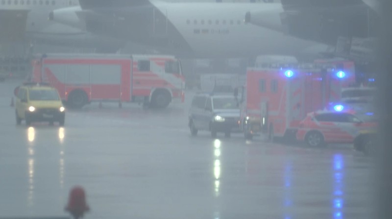 Sejumlah anggota staf mengalami luka-luka setelah roda pendaratan depan sebuah pesawat Boeing 787 milik maskapai Lufthansa tiba-tiba ambruk saat berada di gerbang Bandara Frankfurt, Jerman, Kamis (4/6/2026).