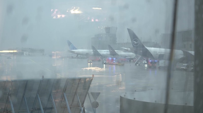 Sebuah pesawat Boeing milik Lufthansa dikelilingi oleh ambulans dan kendaraan darurat lainnya setelah beberapa anggota staf terluka ketika roda depan pesawat Boeing 787 tiba-tiba ambruk di sebuah gerbang di Bandara Frankfurt, menurut Lufthansa, di Frankfurt, Jerman, 4 Juni 2026. (REUTERS/Kai Pfaffenbach)