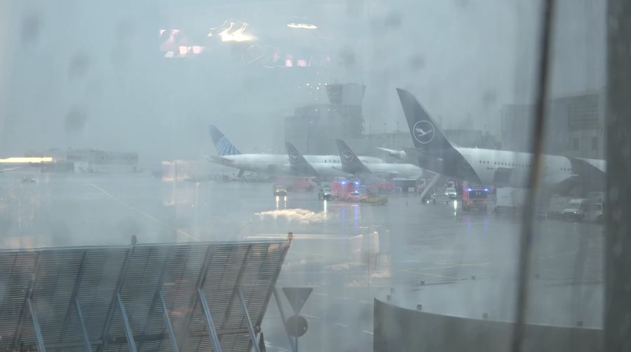 Sejumlah anggota staf mengalami luka-luka setelah roda pendaratan depan sebuah pesawat Boeing 787 milik maskapai Lufthansa tiba-tiba ambruk saat berada di gerbang Bandara Frankfurt, Jerman, Kamis (4/6/2026).
