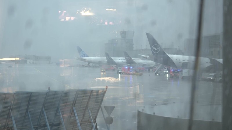 Sejumlah anggota staf mengalami luka-luka setelah roda pendaratan depan sebuah pesawat Boeing 787 milik maskapai Lufthansa tiba-tiba ambruk saat berada di gerbang Bandara Frankfurt, Jerman, Kamis (4/6/2026).