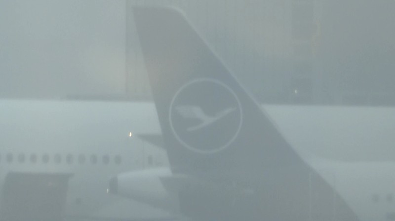 Sebuah pesawat Boeing milik Lufthansa dikelilingi oleh ambulans dan kendaraan darurat lainnya setelah beberapa anggota staf terluka ketika roda depan pesawat Boeing 787 tiba-tiba ambruk di sebuah gerbang di Bandara Frankfurt, menurut Lufthansa, di Frankfurt, Jerman, 4 Juni 2026. (REUTERS/Kai Pfaffenbach)