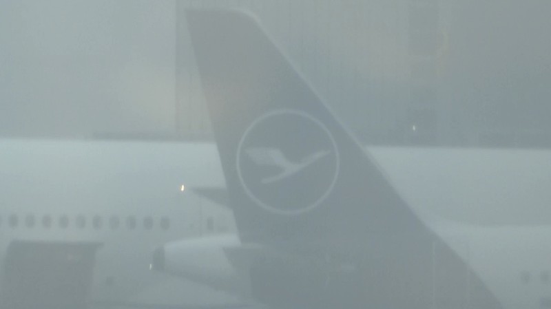 Sejumlah anggota staf mengalami luka-luka setelah roda pendaratan depan sebuah pesawat Boeing 787 milik maskapai Lufthansa tiba-tiba ambruk saat berada di gerbang Bandara Frankfurt, Jerman, Kamis (4/6/2026).