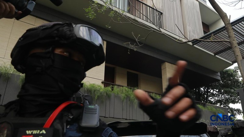 Sejumlah petugas kepolisian dari Brimob bersenjata laras panjang berjaga tepat di depan pagar pintu masuk saat penyidik Komisi Pemberantasan Korupsi (KPK) mendatangi kediaman pribadi Wakil Menteri Imigrasi dan Pemasyarakatan (Wamen Imipas) Silmy Kari