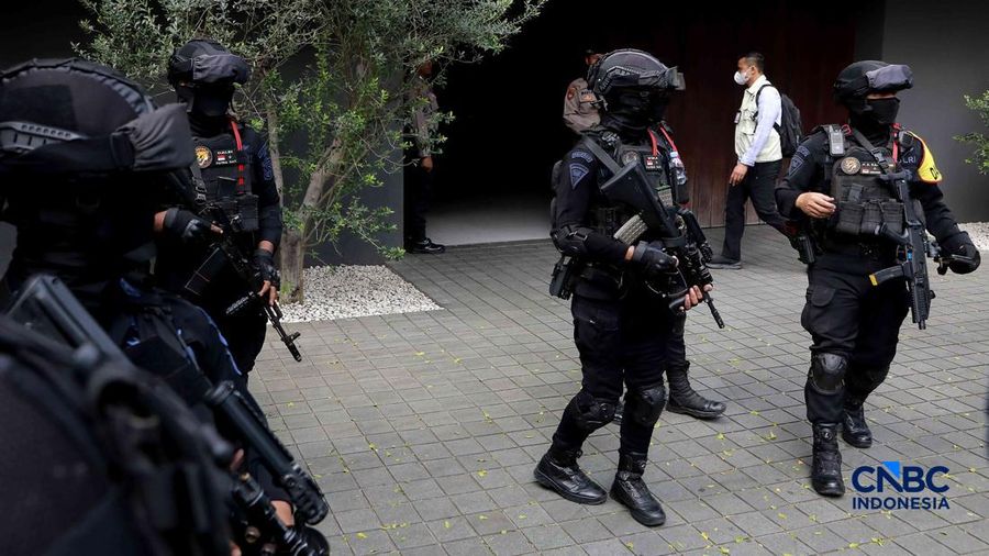 Sejumlah petugas kepolisian dari Brimob bersenjata laras panjang berjaga tepat di depan pagar pintu masuk saat penyidik Komisi Pemberantasan Korupsi (KPK) mendatangi kediaman pribadi Wakil Menteri Imigrasi dan Pemasyarakatan (Wamen Imipas) Silmy Kari
