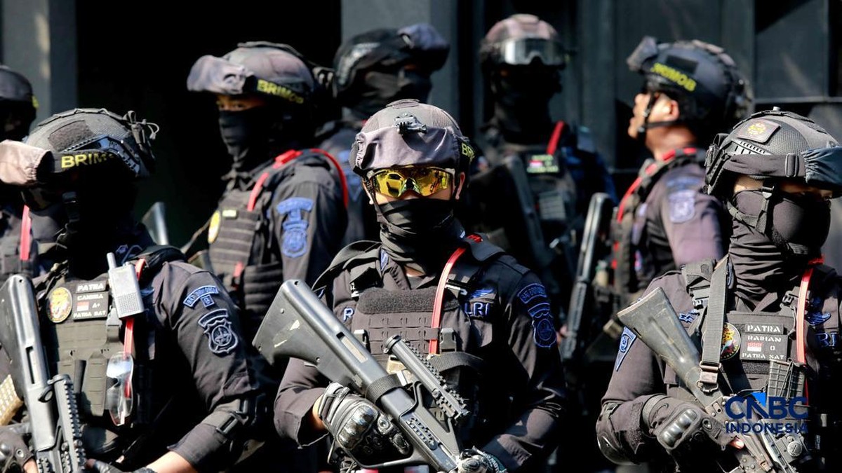 Potret Brimob Bersenjata Lengkap Jaga Kediaman Rumah Silmy Karim