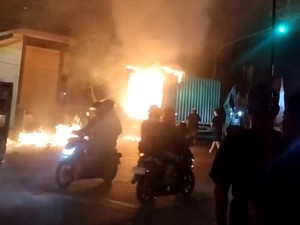 Truk Boks Muat 1.221 Dus Mi Ramen Ludes Terbakar di Mojokerto