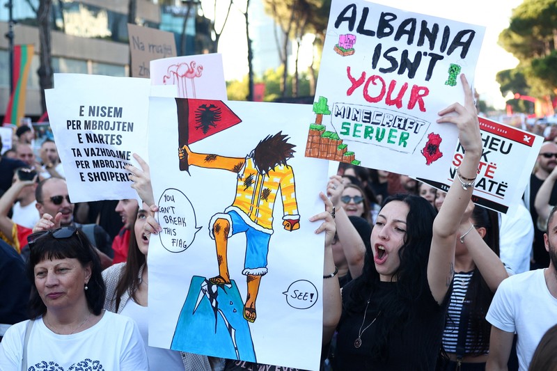 Warga Albania berdemo menolak pembangunan kompleks wisata pantai yang diduga terkait dengan menantu Presiden AS Donald Trump, Jared Kushner, Jumat (5/6/2026). (REUTERS/Florion Goga)