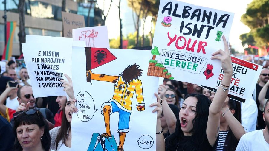 Warga Albania berdemo menolak pembangunan kompleks wisata pantai yang diduga terkait dengan menantu Presiden AS Donald Trump, Jared Kushner, Jumat (5/6/2026). (REUTERS/Florion Goga)