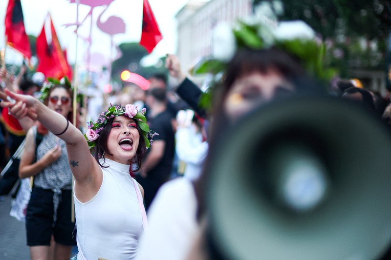 Warga Albania berdemo menolak pembangunan kompleks wisata pantai yang diduga terkait dengan menantu Presiden AS Donald Trump, Jared Kushner, Jumat (5/6/2026). (REUTERS/Florion Goga)