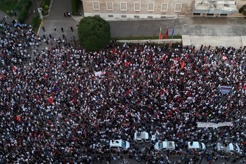 Warga Albania berdemo menolak pembangunan kompleks wisata pantai yang diduga terkait dengan menantu Presiden AS Donald Trump, Jared Kushner, Jumat (5/6/2026). (REUTERS/Florion Goga)