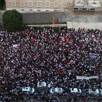 Warga Albania berdemo menolak pembangunan kompleks wisata pantai yang diduga terkait dengan menantu Presiden AS Donald Trump, Jared Kushner, Jumat (5/6/2026). (REUTERS/Florion Goga)