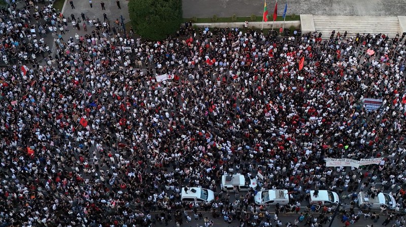 Warga Albania berdemo menolak pembangunan kompleks wisata pantai yang diduga terkait dengan menantu Presiden AS Donald Trump, Jared Kushner, Jumat (5/6/2026). (REUTERS/Florion Goga)