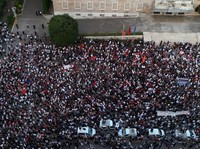 Warga Albania berdemo menolak pembangunan kompleks wisata pantai yang diduga terkait dengan menantu Presiden AS Donald Trump, Jared Kushner, Jumat (5/6/2026). (REUTERS/Florion Goga)