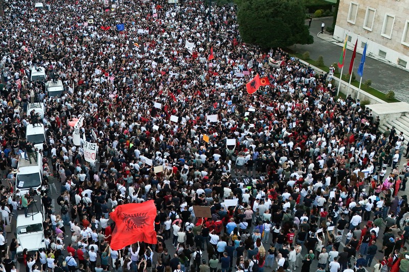 Warga Albania berdemo menolak pembangunan kompleks wisata pantai yang diduga terkait dengan menantu Presiden AS Donald Trump, Jared Kushner, Jumat (5/6/2026). (REUTERS/Florion Goga)