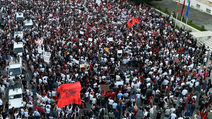 Warga Albania berdemo menolak pembangunan kompleks wisata pantai yang diduga terkait dengan menantu Presiden AS Donald Trump, Jared Kushner, Jumat (5/6/2026). (REUTERS/Florion Goga)